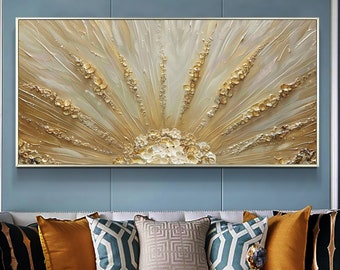 Op de afbeelding: Abstract schilderij in goud en witte kleuren. Het schilderij heeft een textuur, een verhoogd ontwerp dat lijkt op een zonnestralen.