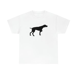 Pode incluir: Camiseta branca com uma silhueta preta de um cão Braco Alemão de Pelo Curto.