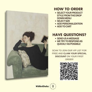 K&ouml;nnte beinhalten: Eine Frau in einem schwarzen Kleid liegt auf einem gr&uuml;nen Sofa und liest ein Buch. Das Bild ist im Vintage-Stil gehalten. Der Text auf dem Bild lautet "So bestellen Sie", "W&auml;hlen Sie Ihren Produktstil aus dem Dropdown-Men&uuml;", "Gr&ouml;&szlig;e ausw&auml;hlen", "Personalisierung hinzuf&uuml;gen", "In den Warenkorb legen", "Haben Sie Fragen?", "Senden Sie uns eine Nachricht", "Wir versuchen, so schnell wie m&ouml;glich zu antworten", "Scannen Sie, um unserer VIP-Liste beizutreten und Ihren Sonderrabatt auf Ihre erste Bestellung zu erhalten!" und "WildHerbStudioz".