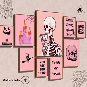 Puede incluir: Un conjunto de nueve impresiones de arte de pared imprimibles de tem&aacute;tica de Halloween de color rosa. Las impresiones presentan un esqueleto bebiendo caf&eacute;, una bruja en una escoba, velas, calaveras y el texto "Creepy Crawly Spiders Inside", "You Are Boo-tiful!" y "Trick or Treat".