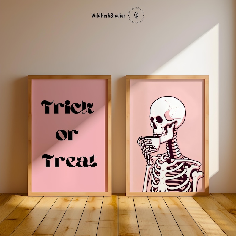 Puede incluir: Dos impresiones enmarcadas de color rosa con fondos blancos. La impresi&oacute;n de la izquierda tiene el texto "Trick or Treat" en negro. La impresi&oacute;n de la derecha presenta un esqueleto de dibujos animados sosteniendo una taza de caf&eacute;.