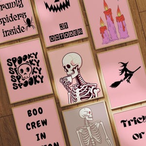 Puede incluir: Un conjunto de ocho p&oacute;sters imprimibles de tem&aacute;tica de Halloween con fondos rosas y texto negro. Los p&oacute;sters presentan varios dise&ntilde;os espeluznantes, incluyendo una calavera, una bruja, una ara&ntilde;a y una calabaza. El texto en los p&oacute;sters incluye frases como "Spooky", "Boo Crew", "Trick or Treat", y "Rawly Spiders Inside".