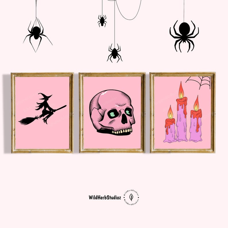 Puede incluir: Tres impresiones enmarcadas de color rosa con ilustraciones de tem&aacute;tica de Halloween. La primera impresi&oacute;n presenta una silueta negra de una bruja volando en una escoba. La segunda impresi&oacute;n presenta una calavera rosa con ojos verdes. La tercera impresi&oacute;n presenta tres velas rosas con llamas rojas.