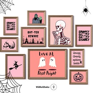Puede incluir: Una colecci&oacute;n de nueve impresiones de tem&aacute;tica de Halloween enmarcadas en rosa con varios dise&ntilde;os espeluznantes, que incluyen un esqueleto, fantasmas, una bruja y una calabaza. Las impresiones presentan ilustraciones y texto en blanco y negro.