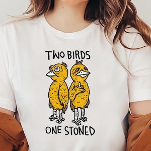 Two Birds One Stoned grappige cartoon T-shirt, eigenzinnig grafisch T-shirt, stonerhumor, retro vogel, katoenen uniseks T-shirt, unieke stonercadeaus