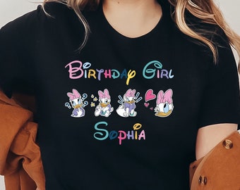 誕生日デイジーダックシャツ、カスタムディズニーシャツ、ディズニーランドシャツ、ディズニーワールドシャツ、家族でお揃いのディズニーシャツ、女の子へのギフト、