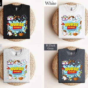 K&ouml;nnte beinhalten: Vier T-Shirts in Schwarz, Wei&szlig;, Hellgrau und Dunkelgrau, jeweils mit einer farbenfrohen Grafik. Die Grafik enth&auml;lt medizinische Werkzeuge, einen Krankenschwesterhut und den Text "NURSE STORY". Die Shirts werden auf einer gewebten, kreisf&ouml;rmigen Oberfl&auml;che pr&auml;sentiert.