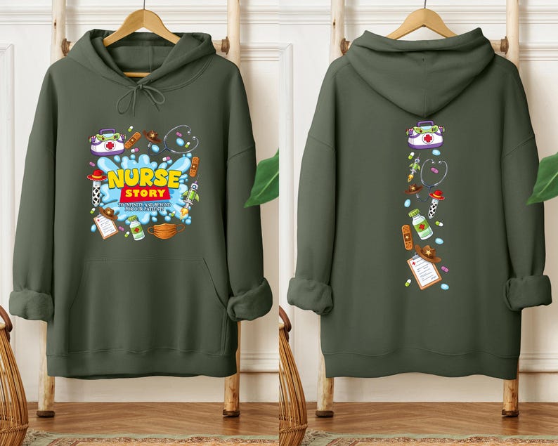 K&ouml;nnte beinhalten: Ein olivgr&uuml;ner Kapuzenpullover mit einem Front-Grafik-Aufdruck &bdquo;NURSE STORY&ldquo; und medizinischen Illustrationen. Die R&uuml;ckseite zeigt ein vertikales Design mit medizinischen Symbolen. Der Hoodie hat eine Kapuze mit Kordelzug und eine Vordertasche.