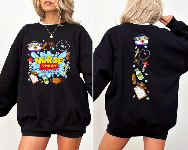 K&ouml;nnte beinhalten: Schwarzes Sweatshirt mit wei&szlig;em Kragen und einem farbenfrohen "Nurse Story"-Motiv auf der Vorderseite. Das Design umfasst medizinische Werkzeuge, einen Cowboyhut und den Text "To infinity and beyond for our patients."