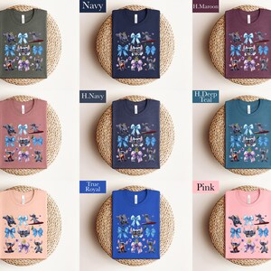 Puede incluir: Nueve camisetas en varios colores, incluyendo verde militar, azul marino, granate, malva, verde azulado oscuro, melocot&oacute;n, azul real y rosa. Cada camiseta presenta un dise&ntilde;o de personaje de dibujos animados con lazos y otros elementos decorativos. Las camisetas se muestran sobre esteras redondas tejidas.