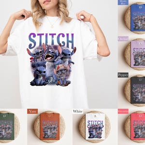 K&ouml;nnte beinhalten: Wei&szlig;es T-Shirt mit dem Wort "STITCH" in Lila und Blau und einer Grafik der Figur Stitch und seiner Freunde. Das Bild zeigt auch das gleiche Design auf verschiedenen farbigen T-Shirts, darunter Blau, Lila, Schwarz, Gr&uuml;n, Orange, Wei&szlig; und Rot.
