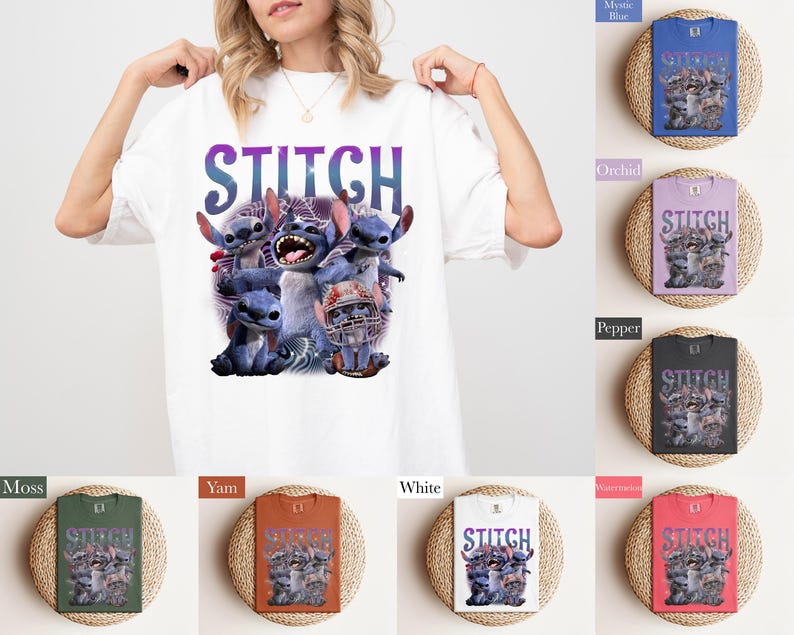 K&ouml;nnte beinhalten: Wei&szlig;es T-Shirt mit dem Wort "STITCH" in Lila und Blau und einer Grafik der Figur Stitch und seiner Freunde. Das Bild zeigt auch das gleiche Design auf verschiedenen farbigen T-Shirts, darunter Blau, Lila, Schwarz, Gr&uuml;n, Orange, Wei&szlig; und Rot.