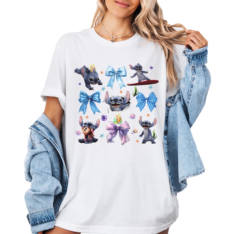 Puede incluir: Camiseta blanca con un dise&ntilde;o colorido del personaje Stitch de Lilo & Stitch. El dise&ntilde;o incluye a Stitch en varias poses con lazos azules y detalles florales. La camiseta es de estilo casual, cuello redondo.