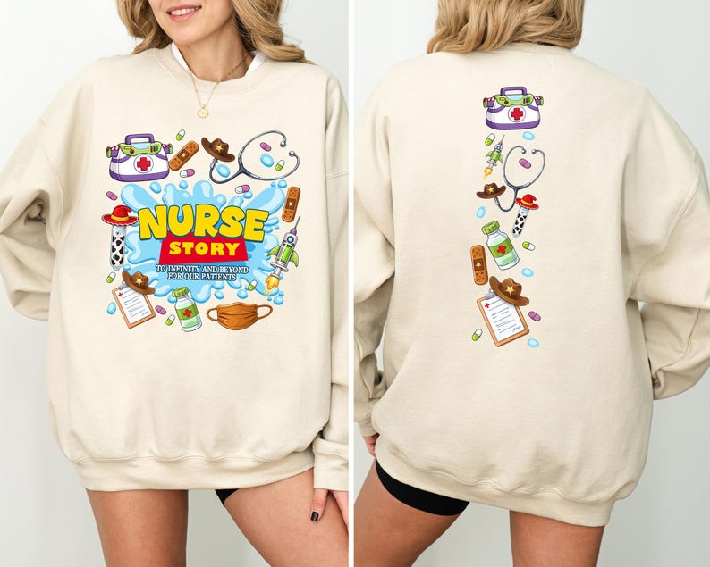 K&ouml;nnte beinhalten: Beiges Sweatshirt mit farbenfrohem Grafikdesign. Auf der Vorderseite steht "NURSE STORY" mit medizinischen Illustrationen. Die R&uuml;ckseite hat eine vertikale Anordnung &auml;hnlicher Grafiken. Das Sweatshirt besteht aus einem weichen Material.