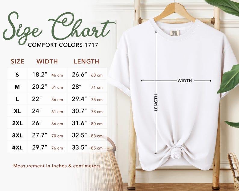 K&ouml;nnte beinhalten: Ein wei&szlig;es T-Shirt h&auml;ngt an einem Holzb&uuml;gel, mit einer Gr&ouml;&szlig;entabelle links. Die Tabelle zeigt Gr&ouml;&szlig;en von S bis 4XL, mit Ma&szlig;en in Zoll und Zentimetern. Die Tabelle enth&auml;lt Breiten- und L&auml;ngenangaben f&uuml;r jede Gr&ouml;&szlig;e.