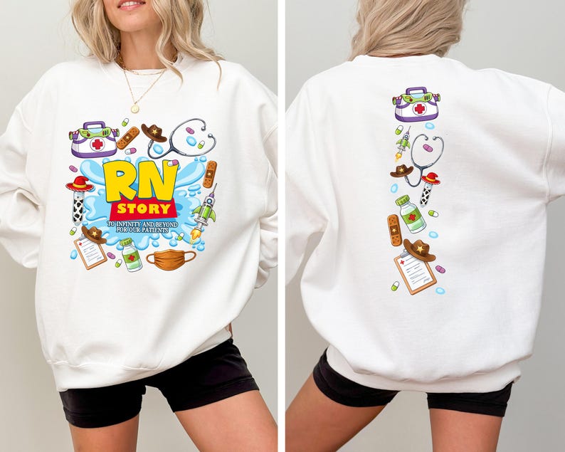 K&ouml;nnte beinhalten: Wei&szlig;es Sweatshirt mit einer bunten Grafik auf der Vorder- und R&uuml;ckseite. Das Frontdesign zeigt den Text "RN STORY" mit medizinischen und Cowboy-Illustrationen. Das R&uuml;ckendesign wiederholt die medizinischen und Cowboy-Illustrationen.