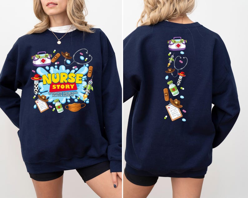 K&ouml;nnte beinhalten: Marineblaues Sweatshirt mit farbenfroher Grafik. Auf der Vorderseite steht der Text "NURSE STORY" mit medizinischen Illustrationen. Die R&uuml;ckseite des Sweatshirts hat eine vertikale Anordnung &auml;hnlicher medizinischer Grafiken.