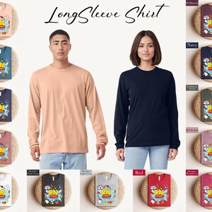 K&ouml;nnte beinhalten: Pr&auml;sentation von Langarmshirts in verschiedenen Farben, darunter Pfirsich, Marine und Rot. Jedes Shirt hat eine Grafik mit dem Text "RN STORY". Die Shirts werden auf gewebten Matten pr&auml;sentiert. Ein Model tr&auml;gt ein pfirsichfarbenes Langarmshirt.