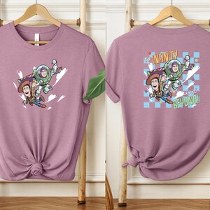 Puede incluir: Camiseta malva con un gr&aacute;fico de dibujos animados de Woody y Buzz Lightyear. La parte delantera de la camiseta muestra a los personajes en el aire. La parte trasera de la camiseta tiene el texto "to infinity and beyond!" con los mismos personajes.