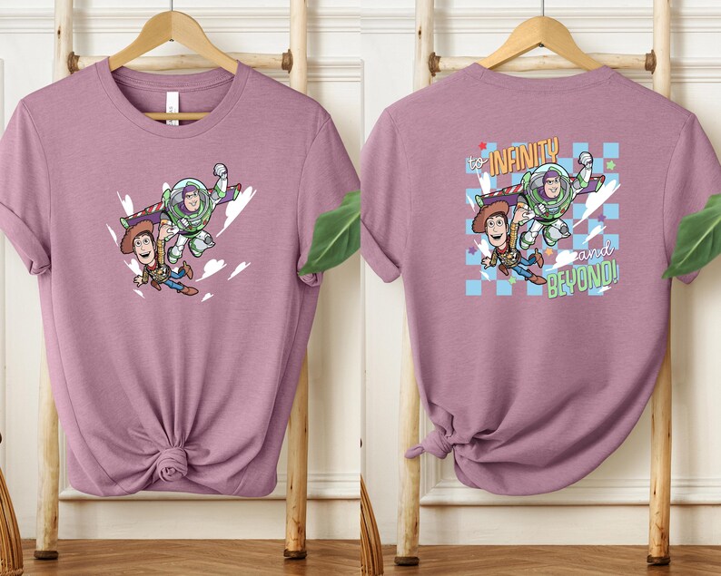 Puede incluir: Camiseta malva con un gr&aacute;fico de dibujos animados de Woody y Buzz Lightyear. La parte delantera de la camiseta muestra a los personajes en el aire. La parte trasera de la camiseta tiene el texto "to infinity and beyond!" con los mismos personajes.