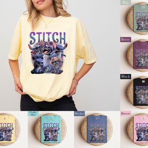 K&ouml;nnte beinhalten: Ein hellgelbes T-Shirt mit einer Grafik der Figur Stitch und dem Wort "STITCH" in Lila und Blau. Das Design umfasst mehrere Stitch-Charaktere in verschiedenen Posen. Zus&auml;tzliche T-Shirts in verschiedenen Farben werden angezeigt.