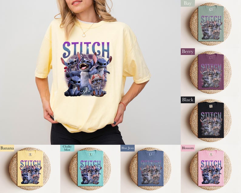 K&ouml;nnte beinhalten: Ein hellgelbes T-Shirt mit einer Grafik der Figur Stitch und dem Wort "STITCH" in Lila und Blau. Das Design umfasst mehrere Stitch-Charaktere in verschiedenen Posen. Zus&auml;tzliche T-Shirts in verschiedenen Farben werden angezeigt.