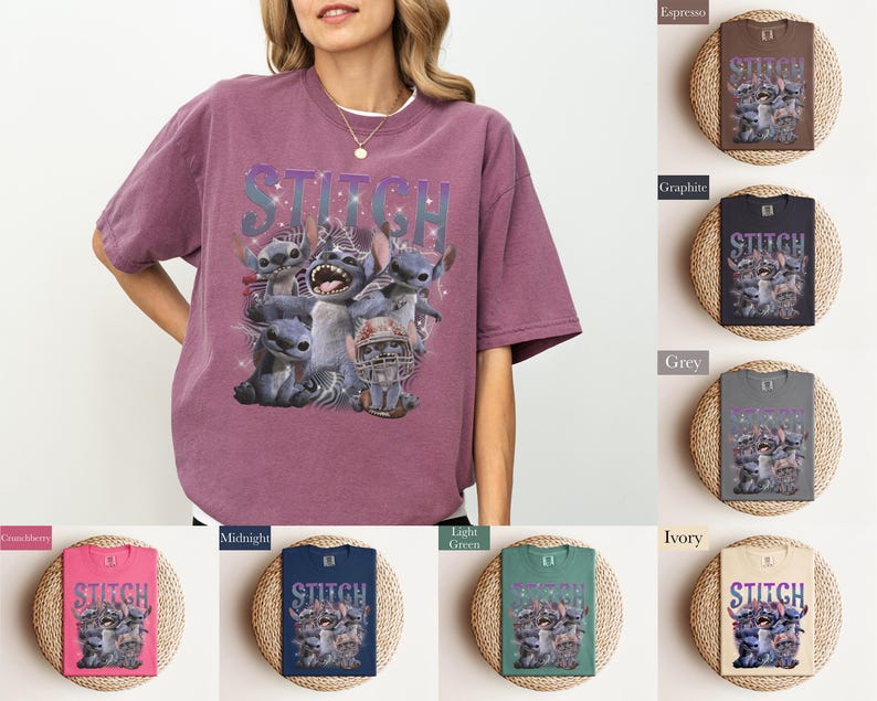 K&ouml;nnte beinhalten: Ein mauvefarbenes T-Shirt mit einer Grafik der Figur Stitch aus dem Disney-Film Lilo & Stitch. Das Wort "STITCH" ist in einer lila, glitzernden Schriftart &uuml;ber der Grafik aufgedruckt. Zus&auml;tzliche T-Shirts in verschiedenen Farben werden angezeigt.