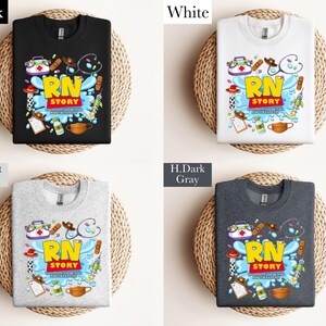 K&ouml;nnte beinhalten: Vier verschiedenfarbige Sweatshirts: Schwarz, Wei&szlig;, Hellgrau und Dunkelgrau. Jedes Shirt hat eine farbenfrohe Grafik mit dem Text "RN STORY" und medizinischen Illustrationen, darunter ein Stethoskop, Medikamentenflaschen und eine Gesichtsmaske.