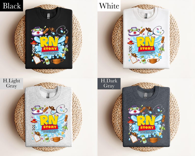 K&ouml;nnte beinhalten: Vier verschiedenfarbige Sweatshirts: Schwarz, Wei&szlig;, Hellgrau und Dunkelgrau. Jedes Shirt hat eine farbenfrohe Grafik mit dem Text "RN STORY" und medizinischen Illustrationen, darunter ein Stethoskop, Medikamentenflaschen und eine Gesichtsmaske.