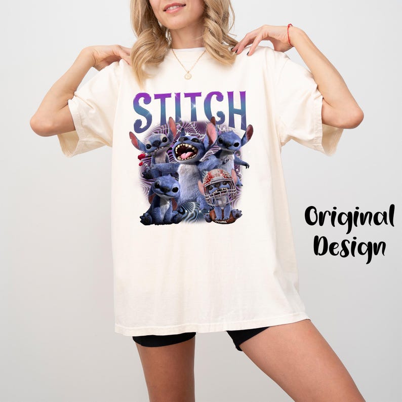 K&ouml;nnte beinhalten: Cremefarbenes T-Shirt mit einer Grafik der Figur Stitch aus dem Animationsfilm. Das Wort "STITCH" ist &uuml;ber der Charakterillustration in Lila und Blau gedruckt. Die Worte "Original Design" sind in Schwarz gedruckt.