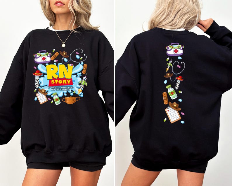 K&ouml;nnte beinhalten: Schwarzes Sweatshirt mit wei&szlig;em Kragen und farbenfrohem Design. Auf der Vorderseite steht "RN STORY" mit medizinischen Illustrationen. Die R&uuml;ckseite zeigt eine vertikale Anordnung medizinischer Symbole.