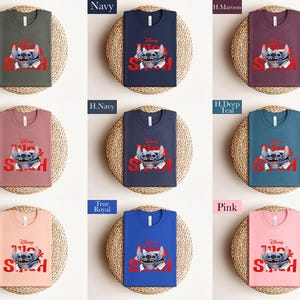 Puede incluir: Una colecci&oacute;n de nueve camisetas de varios colores, cada una con un gr&aacute;fico de Stitch de Lilo & Stitch de Disney. Las camisetas se muestran sobre esteras tejidas. Los colores incluyen verde, azul marino, granate, malva, turquesa, melocot&oacute;n, azul real y rosa.