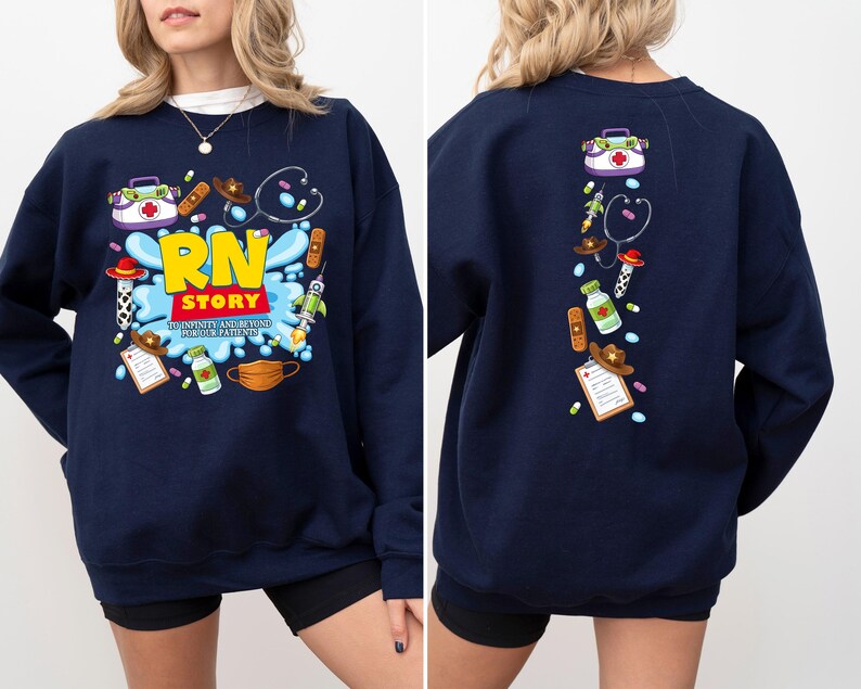K&ouml;nnte beinhalten: Marineblaues Sweatshirt mit farbenfrohem Grafikdesign. Auf der Vorderseite steht "RN STORY" mit medizinischen und Cowboy-Illustrationen. Die R&uuml;ckseite des Sweatshirts hat eine vertikale Anordnung &auml;hnlicher Illustrationen. Der Satz "TO INFINITE AND BEYOND FOR PATIENTS" ist ebenfalls sichtbar.