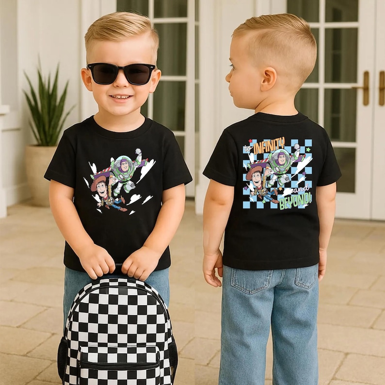 Puede incluir: Camiseta negra con un dise&ntilde;o de Woody, Buzz Lightyear y un dise&ntilde;o de nubes. La parte trasera de la camiseta tiene el texto "Infinity and Beyond" con un fondo a cuadros. El ni&ntilde;o lleva vaqueros azules y una mochila a cuadros en blanco y negro.