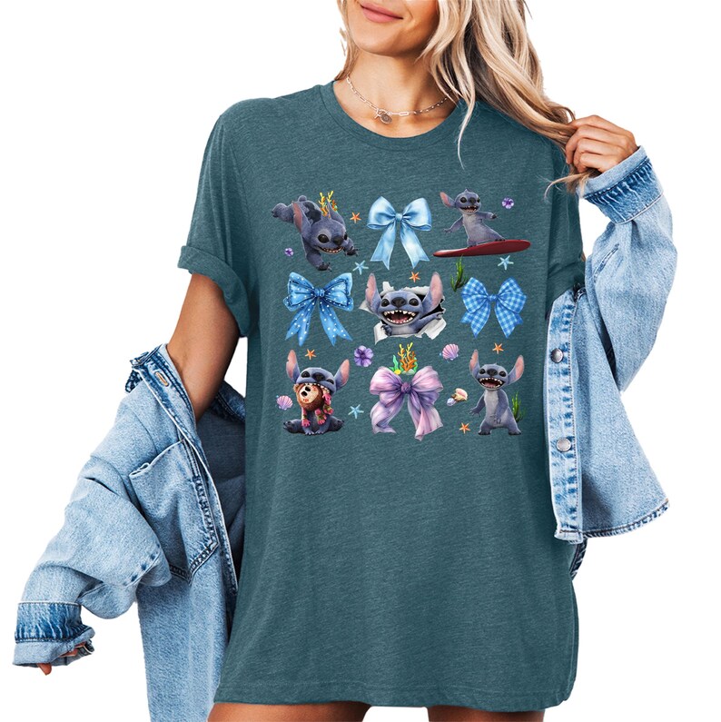 Puede incluir: Camiseta de color verde azulado con un dise&ntilde;o del personaje Stitch de Lilo & Stitch. El dise&ntilde;o incluye a Stitch en varias poses con lazos azules, conchas marinas y estrellas de mar. La camiseta tiene un corte holgado y mangas cortas.