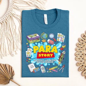 K&ouml;nnte beinhalten: T&uuml;rkisfarbenes T-Shirt mit einem farbenfrohen Grafikdesign mit den Worten "PARA STORY" in Gelb und Rot, umgeben von Illustrationen zum Thema Schule. Das Design umfasst eine Lunchbox, einen Globus, eine Rakete und den Text "TO INFINITY AND BEYOND FOR OUR STUDENTS."