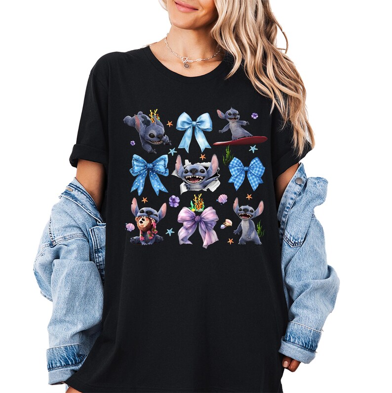 Puede incluir: Camiseta negra con un gr&aacute;fico colorido del personaje Stitch de Lilo & Stitch. El dise&ntilde;o incluye a Stitch en varias poses con lazos y coronas. La camiseta est&aacute; hecha de un material suave y tiene mangas cortas.