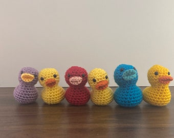 Assorted small crochet ducks.