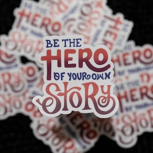 Sticker Wees de held van je eigen verhaal | 3" x 3" | Waterdichte en weerbestendige sticker | Vinylsticker | Inspirerende sticker | Motiverende sticker