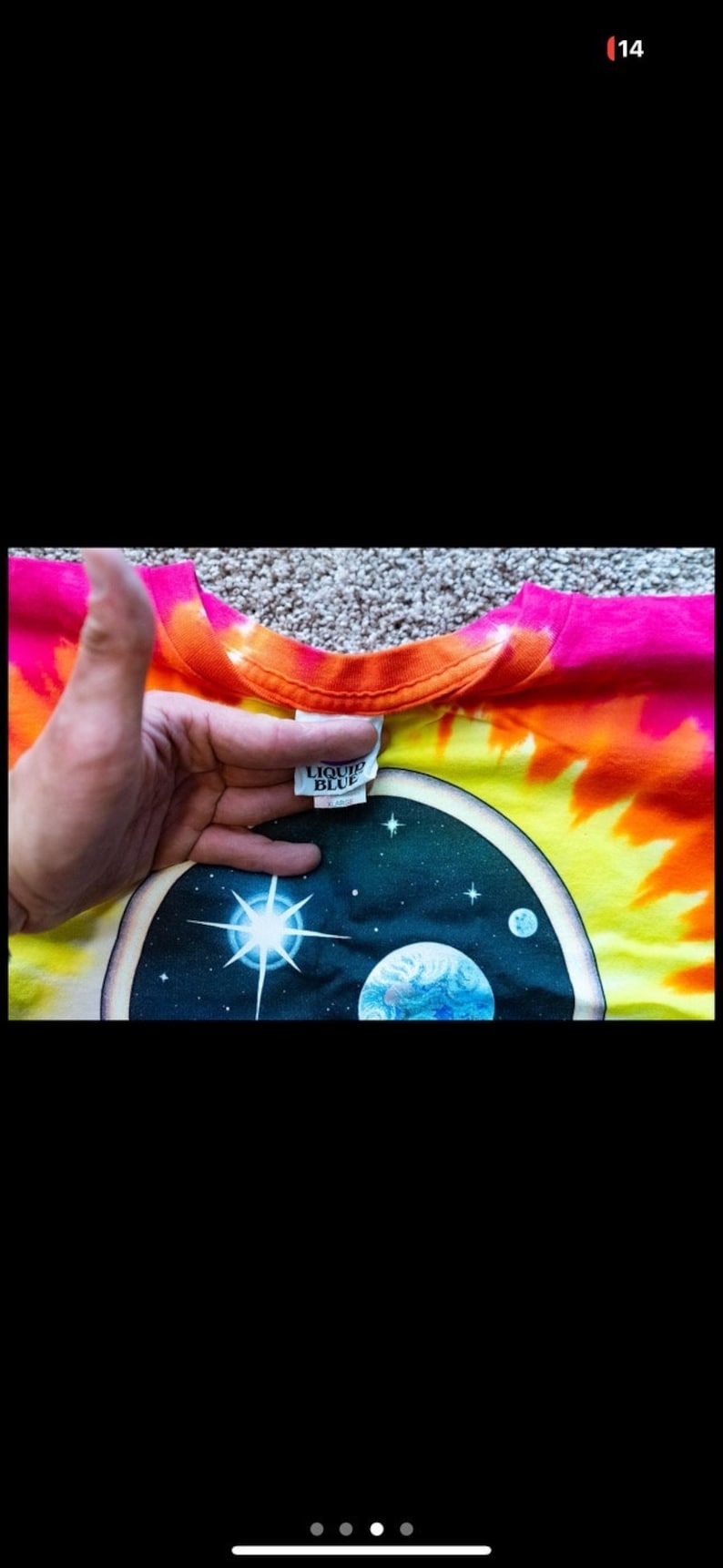 Puede incluir: Una camiseta tie-dye con un gr&aacute;fico de escena espacial. La camiseta es naranja, amarilla, rosa y azul. El gr&aacute;fico presenta un planeta, una estrella y una luna. La camiseta tiene una etiqueta Liquid Blue.