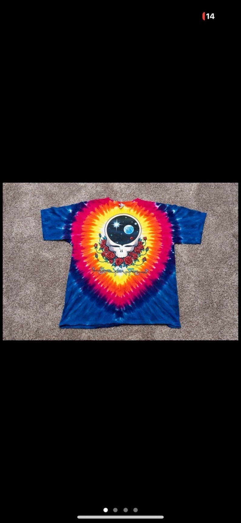 Puede incluir: Camiseta tie-dye con un dise&ntilde;o psicod&eacute;lico colorido de Grateful Dead Steal Your Face con una escena espacial dentro de la cabeza. La camiseta es una mezcla vibrante de azul, rosa, amarillo y naranja.