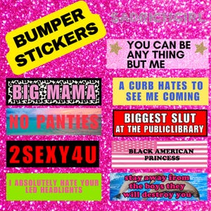 Puede incluir: Una colección de pegatinas para parachoques con varias frases en negrita. Las pegatinas son de diferentes colores y fuentes, con frases como "BUMPER STICKERS", "BIG MAMA", "2SEXY4U" y "YOU CAN BE ANYTHING BUT ME". El fondo es rosa brillante.