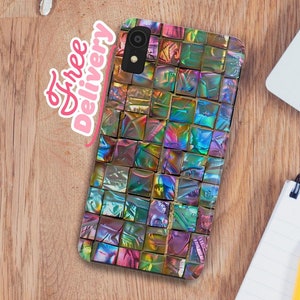 Puede incluir: Una funda de teléfono colorida con un diseño de mosaico. La funda está hecha de un material plástico duro y tiene una protuberancia de cámara elevada. La funda está disponible en una variedad de colores.