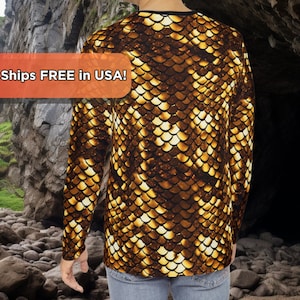 Guldfärgad långärmad t-shirt med drakfjällsmönster och heltäckande tryck - Fraktfritt i USA! AOP herrlångärmad t-shirt - Drakrustningstryck i guld