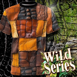 Puede incluir: Una camiseta de manga corta con un diseño de patchwork de piel de cocodrilo marrón, naranja y negro. La camiseta tiene un cuello redondo negro y el texto "Wild Series" es visible en la esquina inferior derecha.