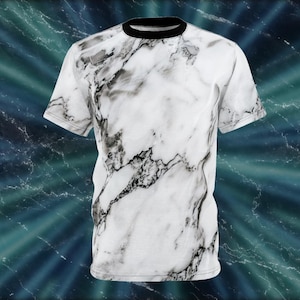 Peut inclure: T-shirt blanc avec un motif marbré noir.