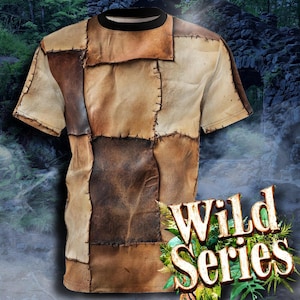 Puede incluir: Una camiseta marrón con un diseño de patchwork que parece cuero. La camiseta tiene mangas cortas y cuello redondo. El texto "Wild Series" está impreso en la esquina inferior derecha de la camiseta.