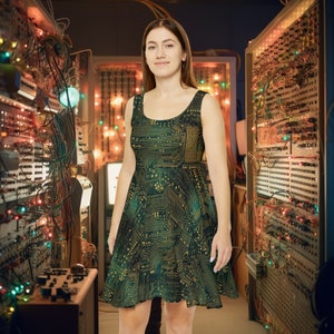 Vestido AOP con estampado de circuitos - Vestido skater con estampado integral - Vestido skater para mujer - AOP - Patrón de circuito verde y dorado - IT Fashion