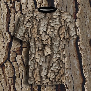 Eichenrinde Unisex Cut & Sew T-Shirt - AOP Camo T-Shirt, einzigartiges grafisches T-Shirt, Naturliebhaber T-Shirt, Outdoorsy Shirt, Geschenk für Camo-Liebhaber, komfortabel