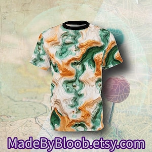 Camiseta unisex con mapa topográfico, camiseta AOP con diseño de mapa, camiseta con estampado geográfico, camiseta con patrón de montaña, ropa de aventura al aire libre